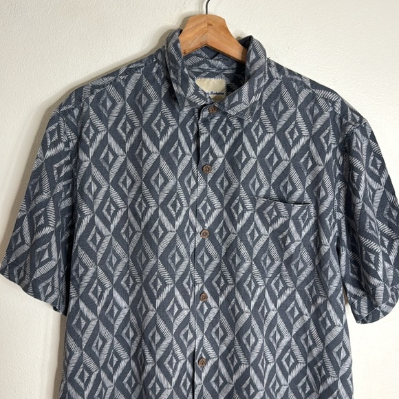 TOMMY BAHAMA Shirt Men large 70% Silk Gray Silver Diamond Abstract Button down - Picture 2 of 10